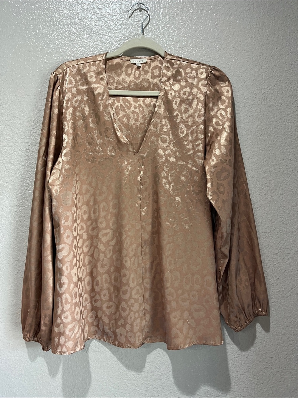 JODIFL Rose Gold Leopard-Jacquard V-Neck Satin Blouse Sz M Animal Print TC0751